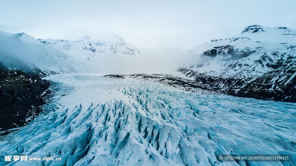 冬天连绵的雪山