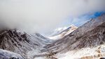云雾下的高山