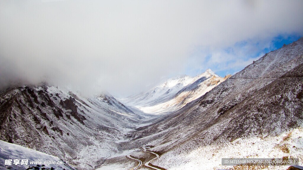 云雾下的高山