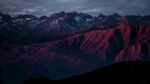 夜幕下连绵的山峰
