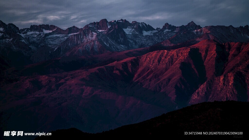 夜幕下连绵的山峰