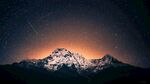 夜晚的雪山峰
