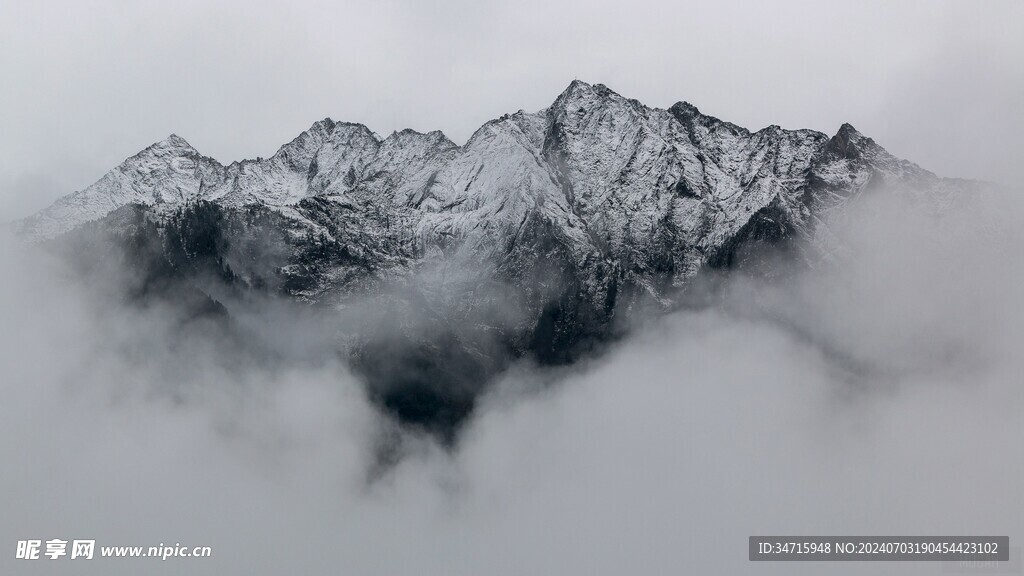 云雾中的高山峰