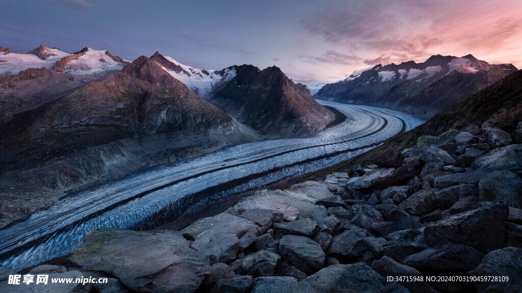 连绵的雪山峰