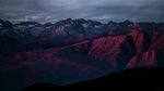 夜色下连绵的山峰
