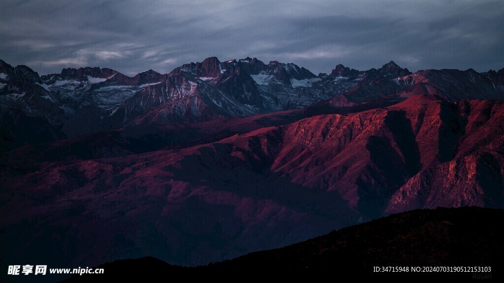 夜色下连绵的山峰