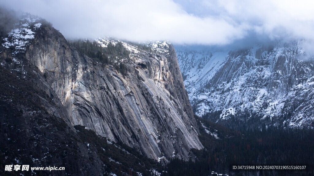 高耸入云的雪山峰