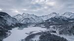 连绵的雪原山峰