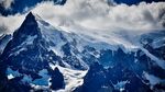 高耸入云的雪山峰