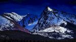 连绵的雪原山峰