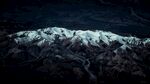 夜晚连绵的雪山