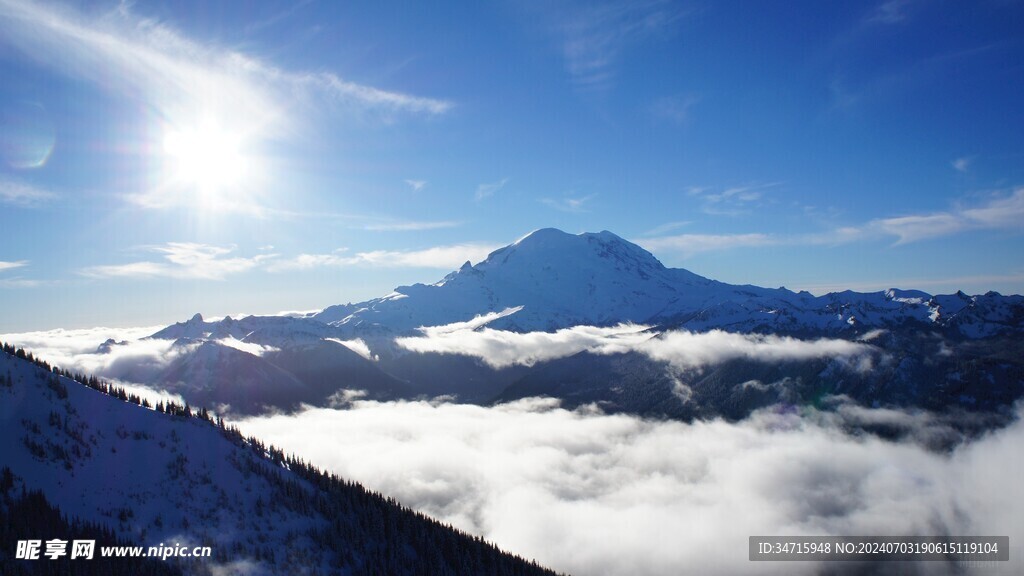 高耸入云的雪山