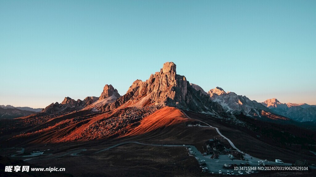 高耸的山峰