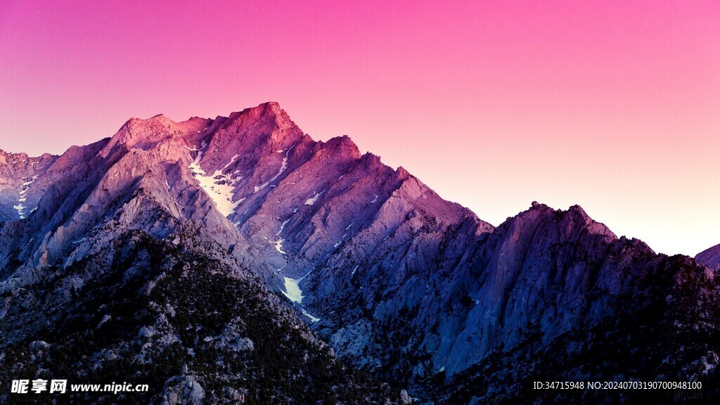 高耸的山峰