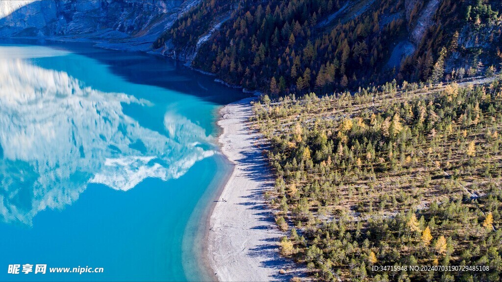 湖边连绵的山峰