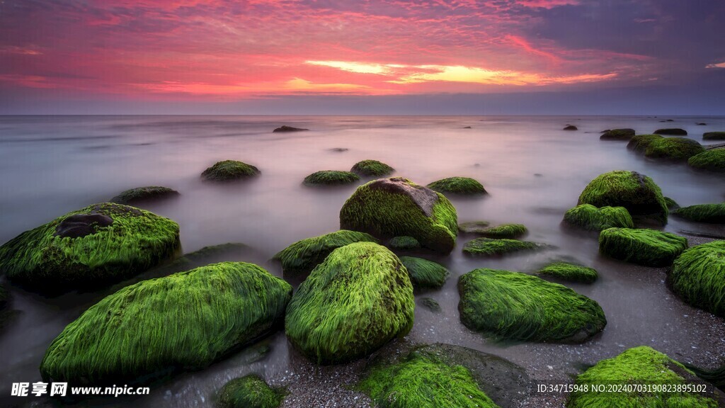 夕阳下的辽阔湖面