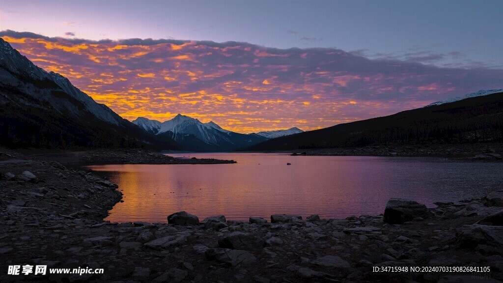 夕阳下的高山湖泊