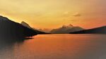 夕阳下的湖泊远山