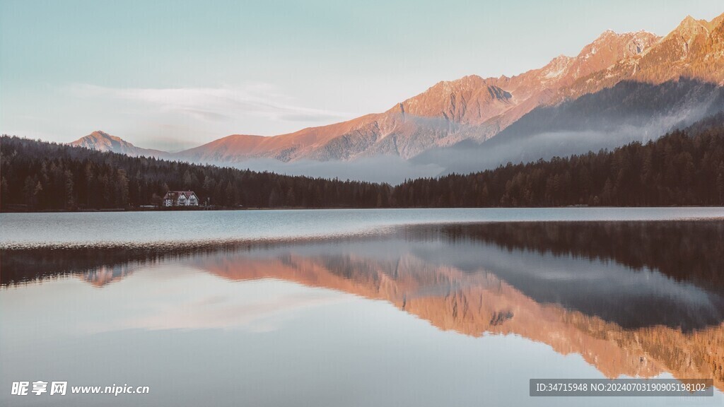 静谧的高山湖泊