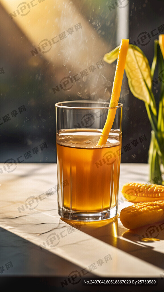 干净的桌面上 有个玻璃杯