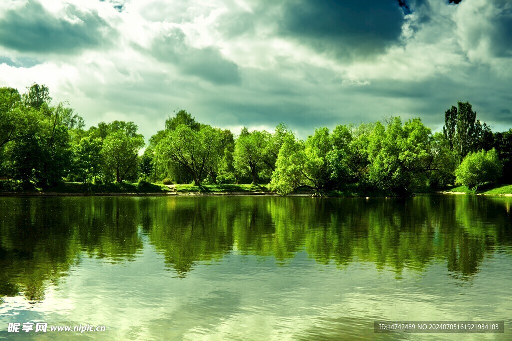 湖水蓝天