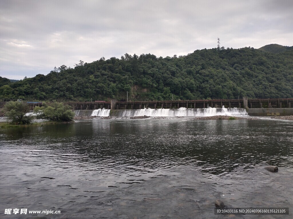 水坝深山