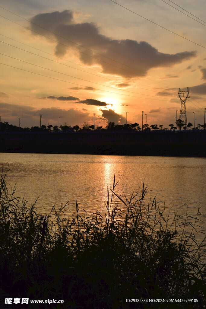 夕阳河景岸边晚霞