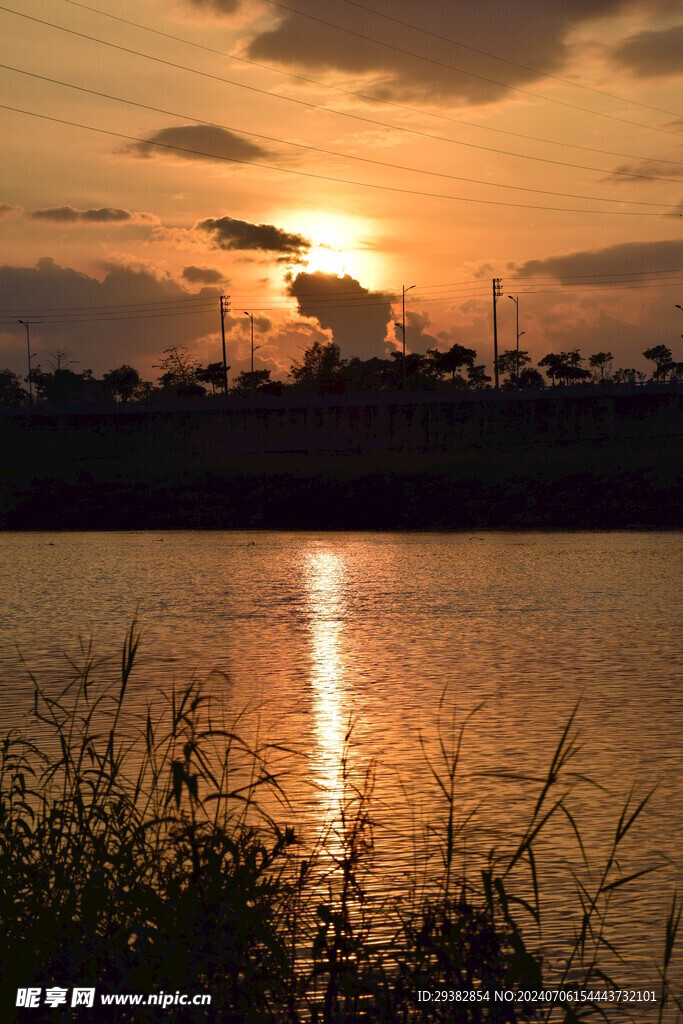 夕阳河景岸边晚霞