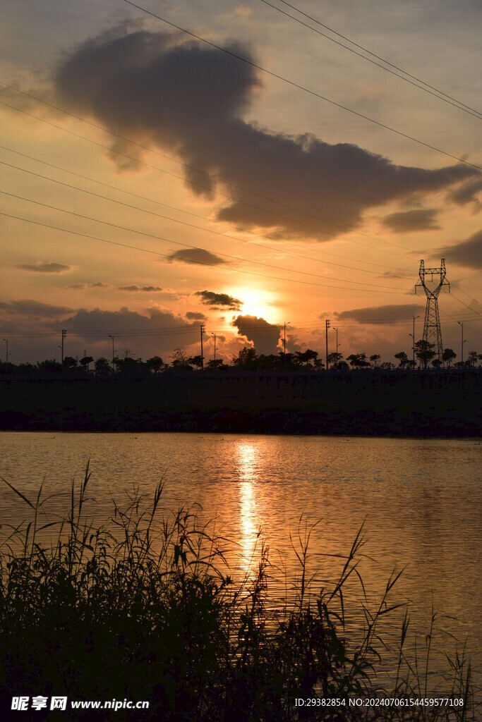 夕阳河景岸边晚霞