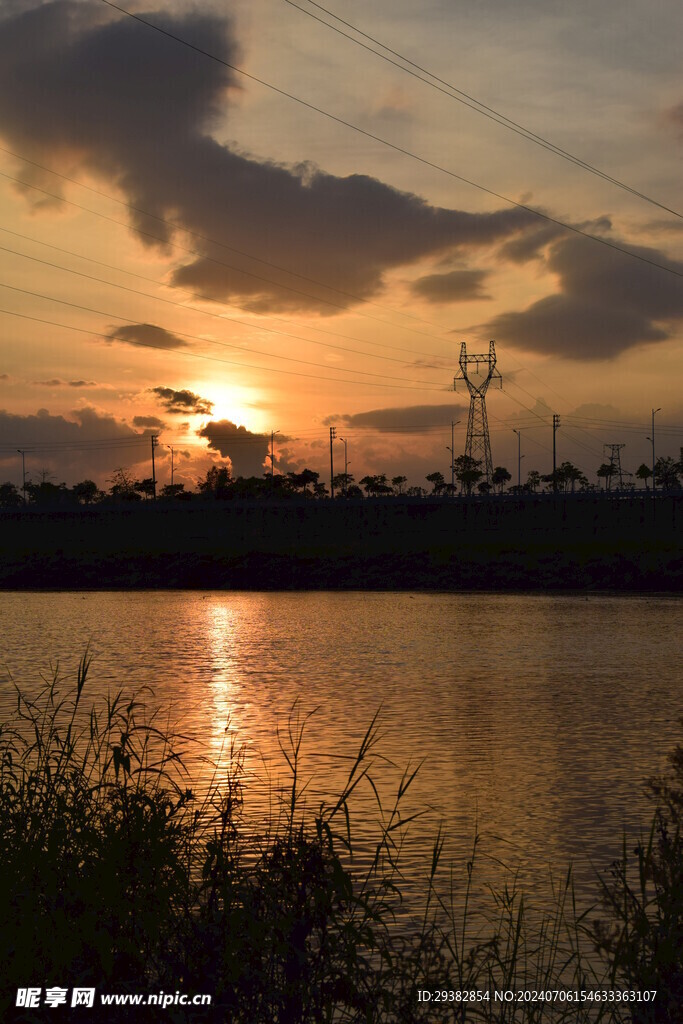 河景岸边夕阳