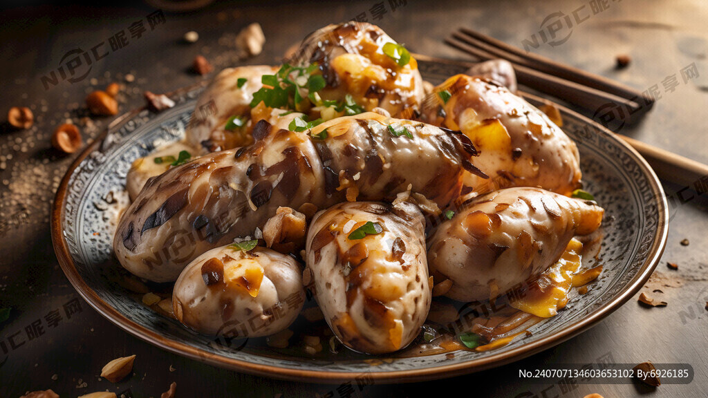 盘子里装着几个烤洋芋