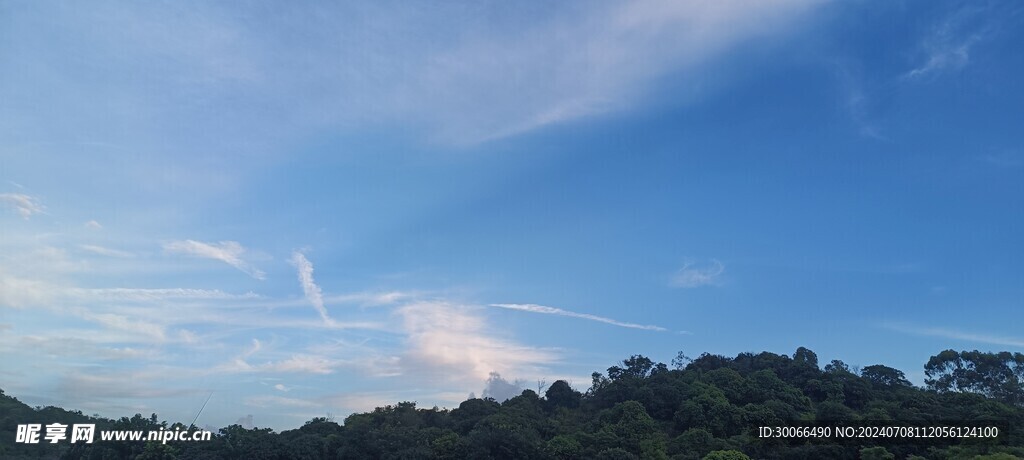 下雨天车窗外 