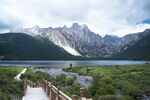 高原湖泊高山风景