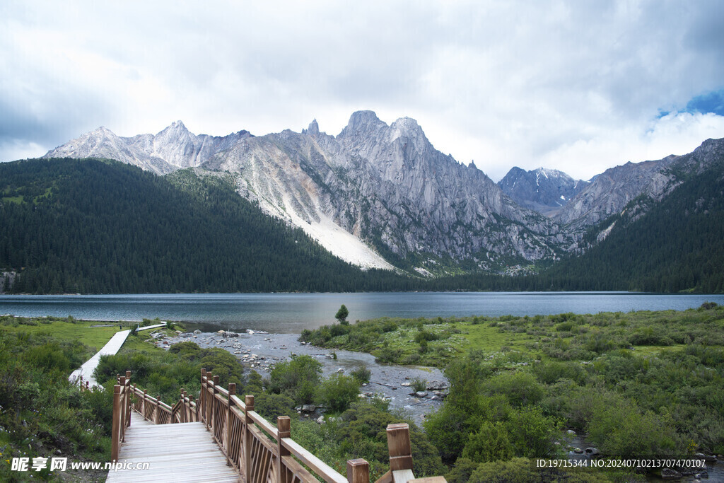 高原湖泊高山风景