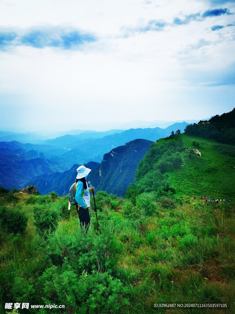 登山远眺辽阔太行深山