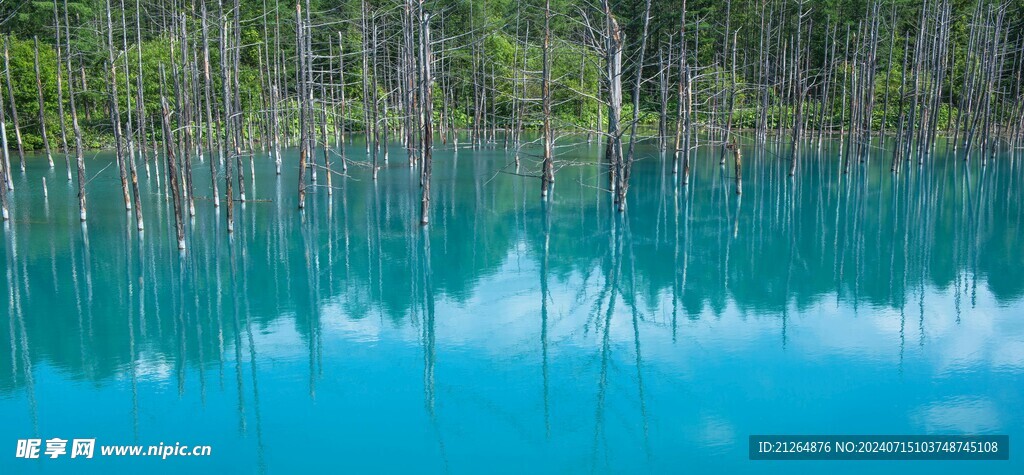 碧蓝色湖水