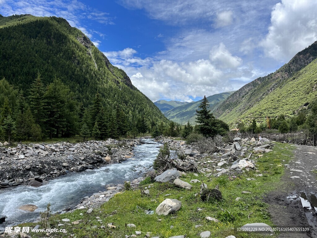 上纳咪村的溪流