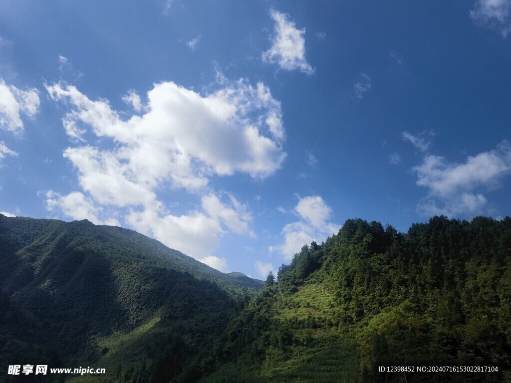 蓝天白云青山绿水