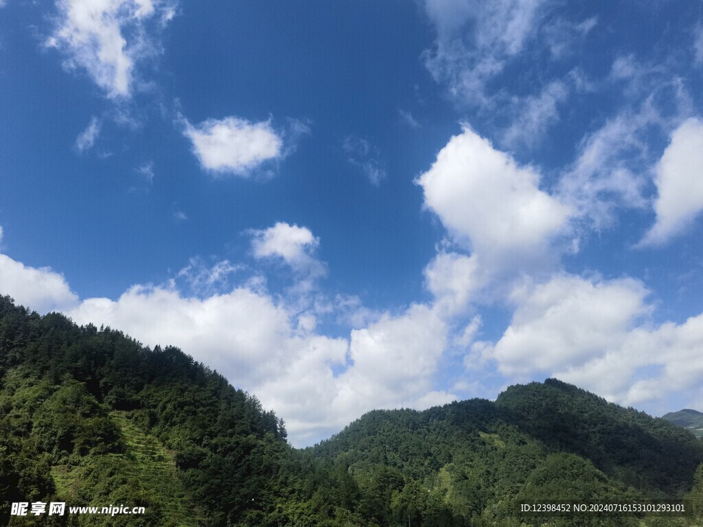 蓝天白云青山绿水