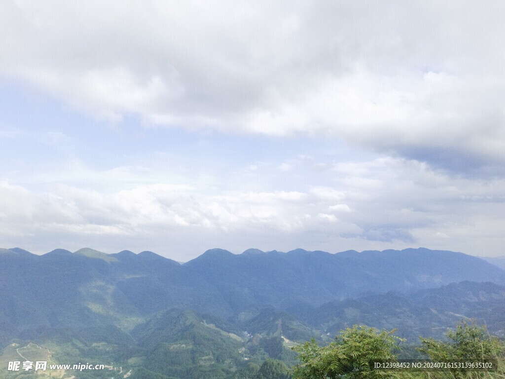 群山远眺