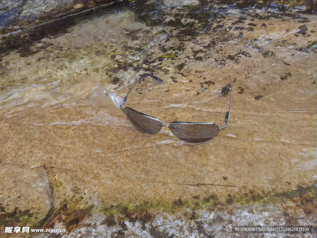 被溪水洗涤的眼睛