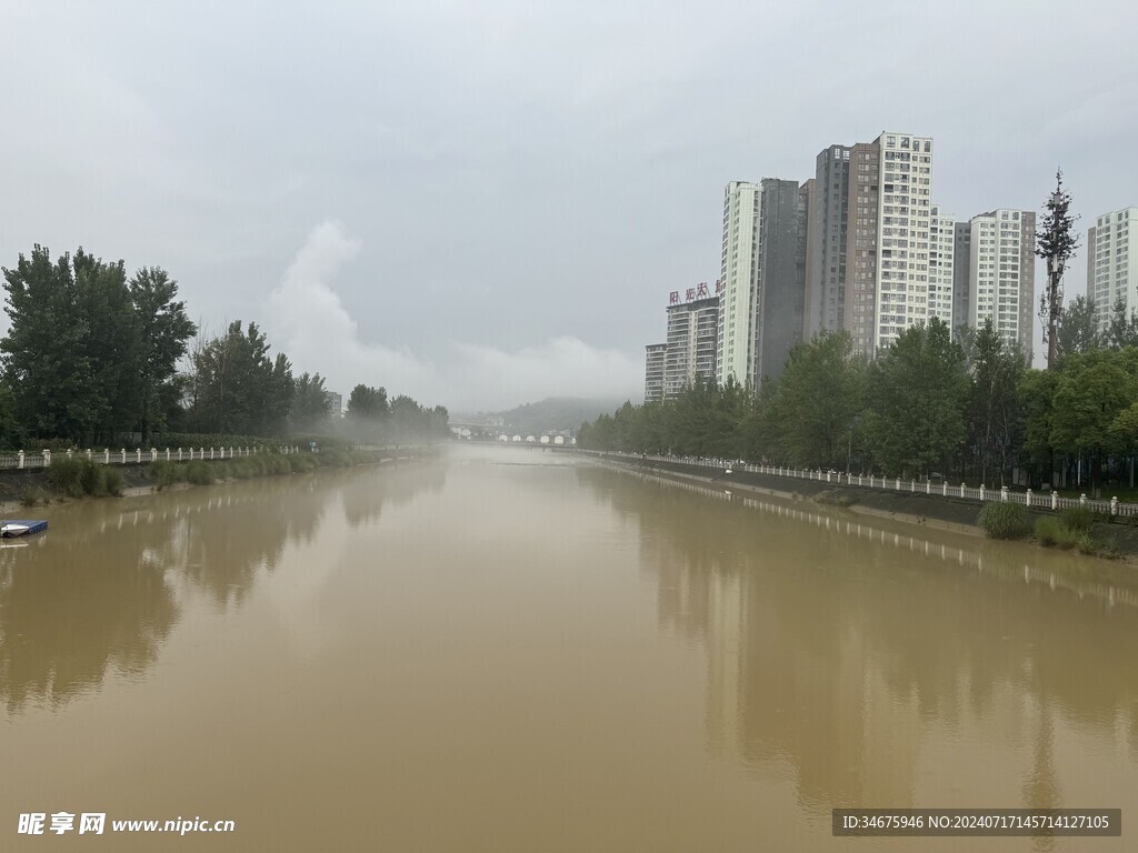 雨后的石桥水面