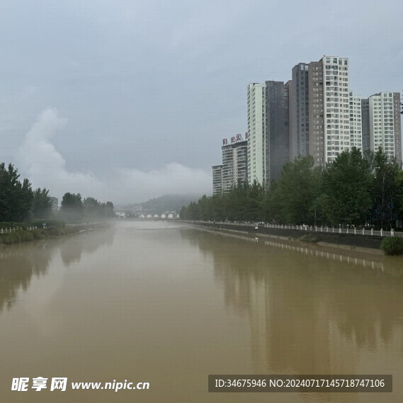 雨后的石桥水面