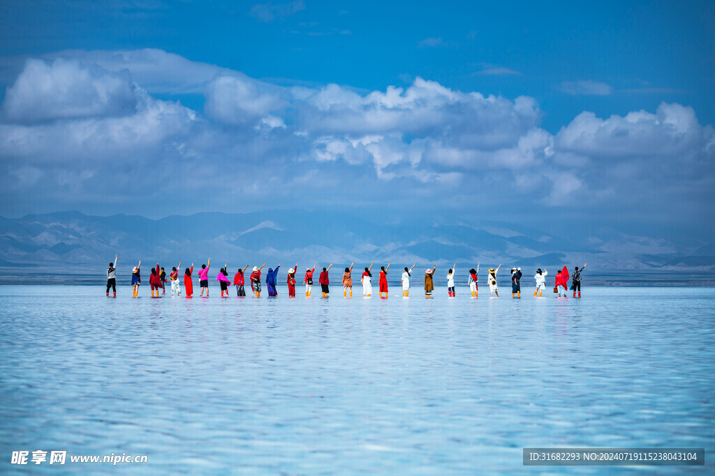 青海茶卡盐湖旅行团合影