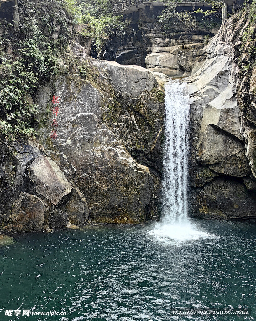 清澈见底山涧