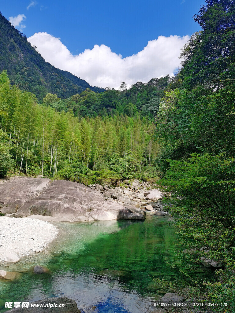 清澈见底的山涧