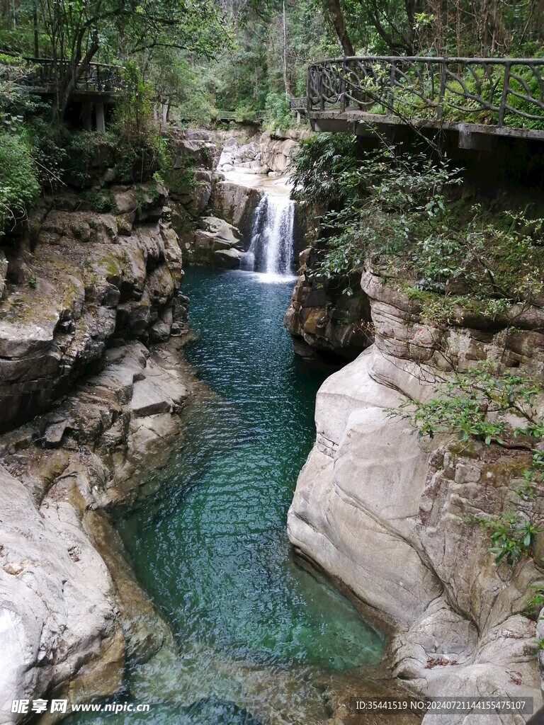 山间溪流小瀑布