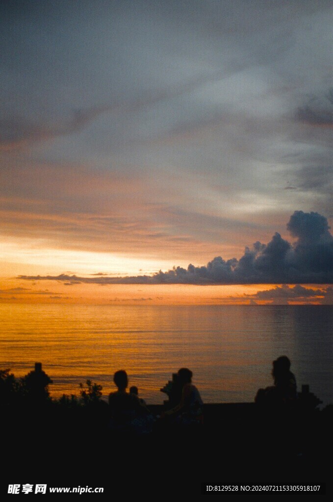 海边晚霞浪花