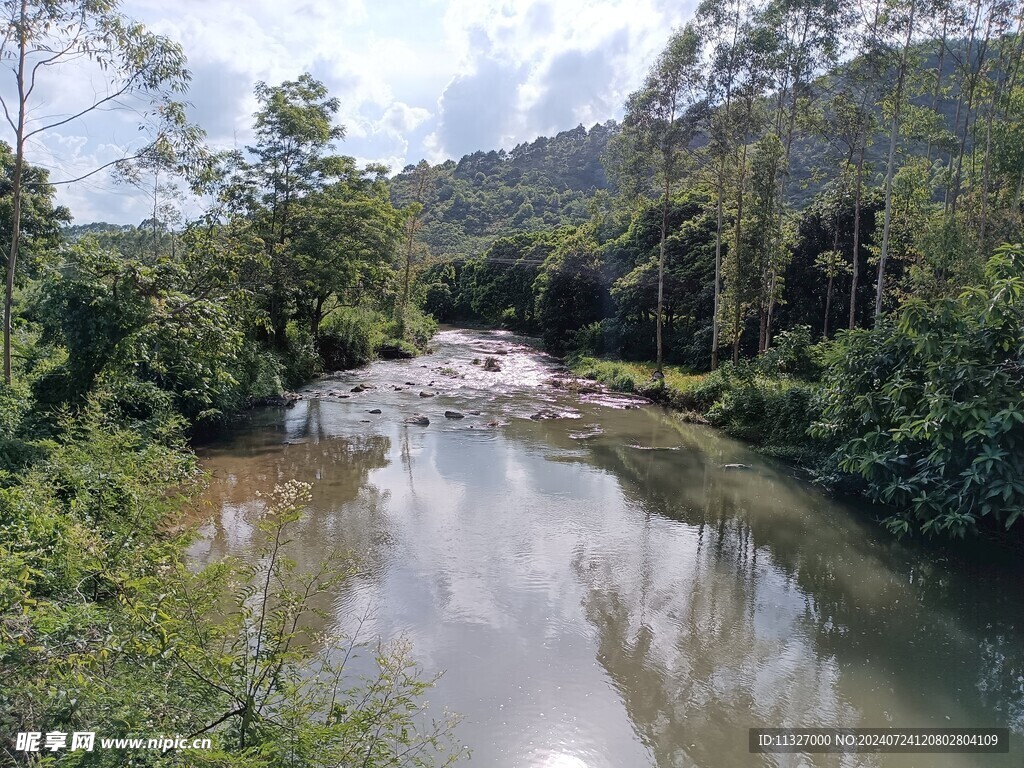 小河风光