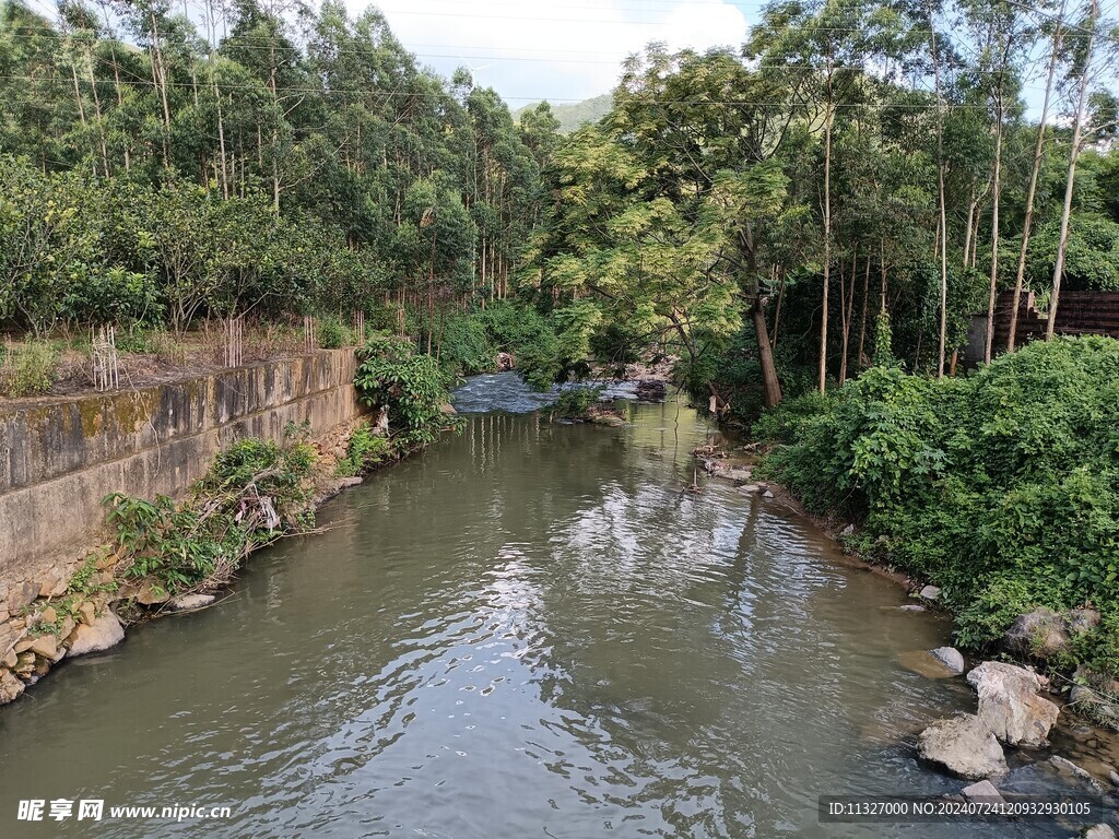 小河风光